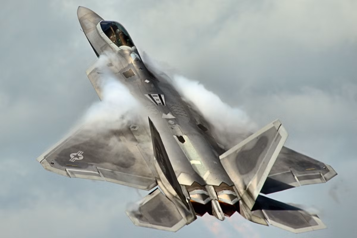 Cả chiếc F-16 đã 30 năm tuổi của Mỹ cùng một chiếc máy bay gây nhiễu của Hải quân, hay chiếc Rafale của thập niên 2000 do một người Pháp bay đều đã bắn hạ F-22 trong các cuộc diễn tập. Và điều này cũng khiến Trung Quốc, Nga và các đối thủ khác bớt phải lo lắng về chiếc chiến đấu cơ chủ lực của Mỹ. Nguồn ảnh: Pinterest.