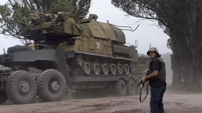 Cùng với sự kiện sáp nhập Crimea, vào tháng 3/2014, 116 máy bay và trực thăng của Ukraine đã thuộc quyền kiểm soát của Nga (chỉ có 8 chiếc kịp bay về Ukraine), còn có 5 trung đoàn tên lửa phòng không S-300PS và 3 trung đoàn tên lửa phòng không Buk-M1 cũng rơi vào tay Nga.