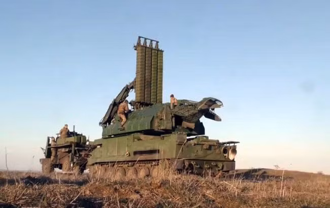 Các hệ thống phòng không cũ (S-75M, S-125M, "Krug", "Cube") đã được đưa đi cất giữ hoặc xử lý. Nhiều máy bay và trực thăng loại mới được gửi đi cất giữ hoặc được bán ra nước ngoài. Các phương tiện sẵn sàng chiến đấu còn lại rất hiếm khi cất cánh; thời gian bay hàng năm trong những năm 1990 và 2000 chỉ vài giờ cho mỗi phi công.