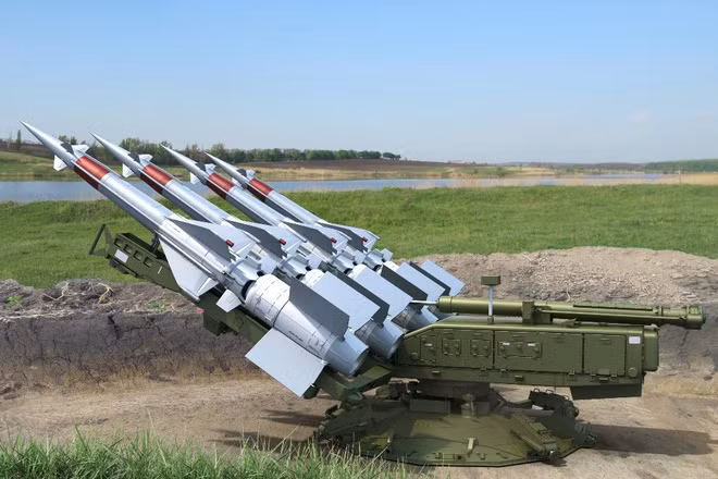 Sau khi chiến tranh bùng nổ ở Ukraine, hàng chục máy bay quân sự và máy bay trực thăng đang được cất giữ đã được "tái trang bị". Một hoặc hai sư đoàn tên lửa phòng không S-300V, tất cả 24 hệ thống phòng không Tor, một số hệ thống phòng không S-125M đã được đưa trở lại hoạt động.