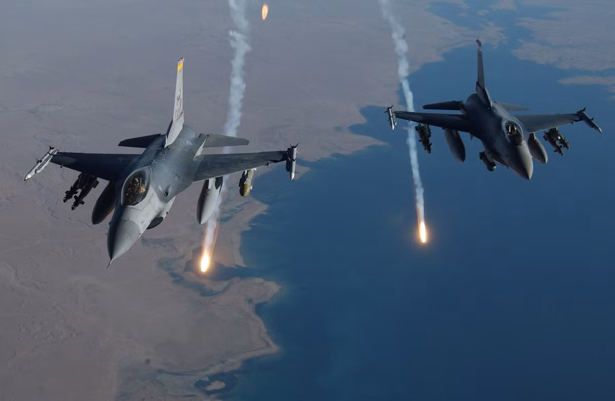 Có hơn 25 quốc gia được trang bị F-16, không quân Mỹ đứng đầu với 789 chiếc F-16, Israel xếp sau Mỹ được trang bị tổng cộng khoảng 175 chiếc. F-16 cũng là chủ lực của không quân Ai Cập (168), Hy Lạp (114), Hàn Quốc (118) và Thổ Nhĩ Kỳ (158).