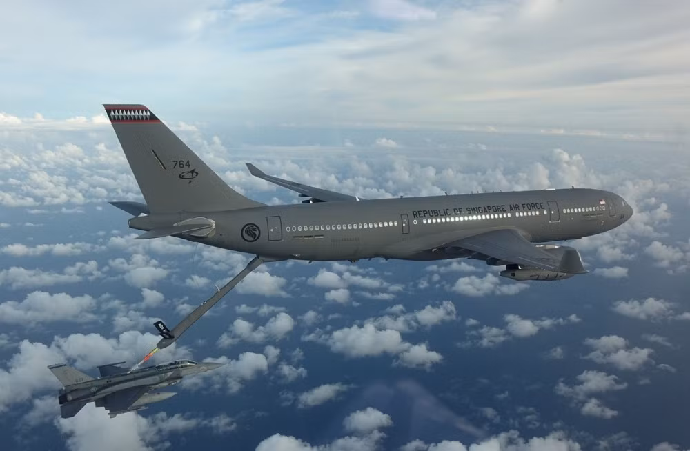 Thứ hai là lực lượng Không quân Cộng hòa Singapore, hiện đang sử dụng 6 chiếc Airbus A330 MRTT và 5 chiếc KC-130B/H. Hiện tại Singapore chỉ sử dụng Airbus A330 MRTT vì hầu như các máy bay chiến đấu của Không quân nước này chỉ hoạt động ở tần xuất thấp.