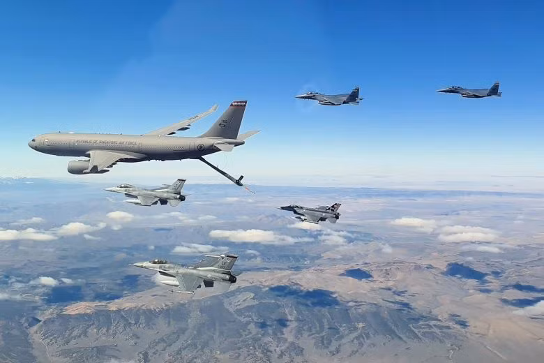 A330 MRTT có thể mang trọng tải tối đa lên tới 45 tấn, kết hợp khoang hành khách và tầng dưới tối đa 300 hành khách. Ngoài ra, máy bay có thể bố trí cabin MedEvac với 40 cáng cứu thương, 20 chỗ cho nhân viên y tế và 100 hành khách; 27 container LD3 hoặc tám tấm pallet quân sự.