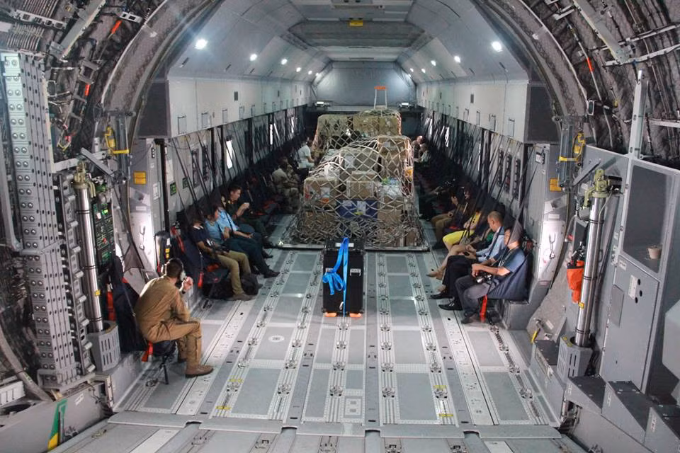 Năng lực vận chuyển hàng hóa của Airbus A400M dự kiến sẽ tăng gấp đôi so với các máy bay hiện có, cả về trọng tải và khối lượng, đồng thời tầm bay cũng được tăng lên đáng kể. Máy bay có thùng hàng dài 17,7m không kể đường dốc, rộng 4m và cao 3,85m. Trọng tải tối đa 37 tấn, có thể bay trên 3.700km.
