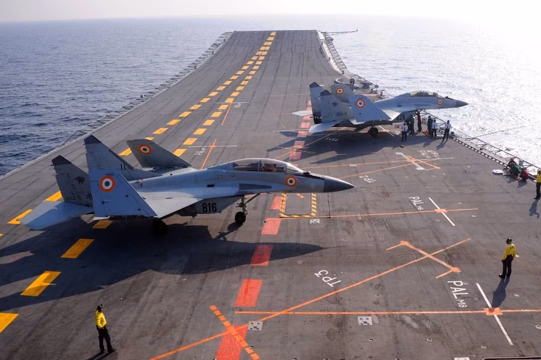Trong một diễn biến khác, Ấn độ đã mua một lô 21 chiếc tiêm kích MiG-29 từ Nga. Toàn bộ số MiG-29 này sẽ được nâng cấp lên chuẩn phiên bản MiG-29 UPG với radar AESA Uttam do Ấn độ tự sản xuất.