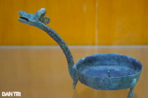Chiếc đĩa đèn, chất liệu đồng, phần cán trang trí hình đầu rồng, được làm vào thời kỳ văn hóa Đông Sơn cách đây 2.000-2.500 năm. 