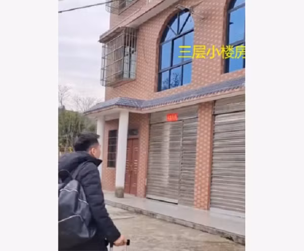 Trở về quê ăn Tết, người đàn ông bật khóc vì mẹ không còn Tro ve que an Tet, nguoi dan ong bat khoc vi me khong con