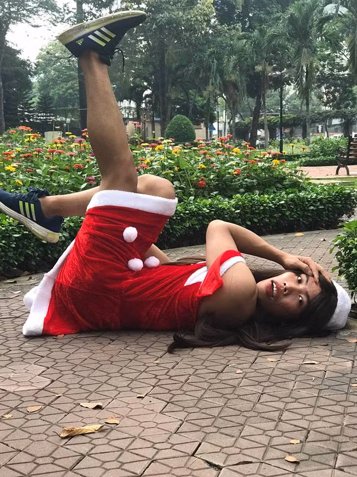 Nhân dịp Giáng sinh 2016 sắp đến, Tùng Sơn đã diện đồ sặc sỡ, hóa thân thành "công chúa tuyết", chụp ảnh quằn quại tại một vườn hoa giữa phố phường Sài Gòn. Bất chấp tại địa điểm có khá nhiều người qua lại nhưng "công chúa thủy tề" Tùng Sơn vẫn thể hiện những cách tạo dáng khó coi, nằm lăn lê ra đất, ưỡn ẹo để "diễn sâu" trước ống kính.