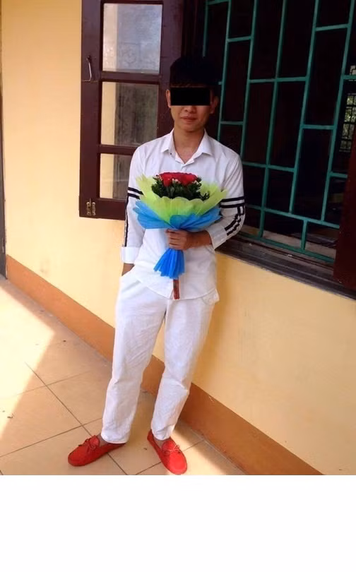 Và đi kèm với "mốt" giày đỏ này luôn là những trang phục có thiết kế, kiểu dáng và màu sắc điệu đà không kém. Không biết những người trực tiếp diện "set đồ" này lên người có cảm thấy nó đẹp hay không nhưng với đa số dân mạng Việt hiện nay, những bức ảnh như thế này luôn tạo ra rất nhiều tiếng cười. Đa phần các thanh niên thường có phản ứng như phì cười hoặc nhăn nhó trước style ăn mặc quá mới, quá lạ và quá "đẳng cấp" như vậy.