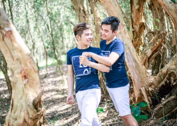 Được biết Trần Trọng Nghĩa và Lê Văn Cường quen biết nhau qua mạng xã hội và Facebook là cầu nối chính của hai người trong khoảng thời gian yêu nhau hơn 2 năm. Giống như nhiều bạn trẻ đồng tính khác ở Việt Nam, Cường và Nghĩa từ lâu luôn khao khát được sống và yêu như những người bình thường, nỗ lực để thay đổi định kiến của xã hội, cộng đồng với người đồng tính nói chung. Đám cưới của họ hôm 9/12 vừa qua cũng là kết quả xứng đáng của nhiều nỗ lực cùng với quan điểm sống thật với chính mình.
