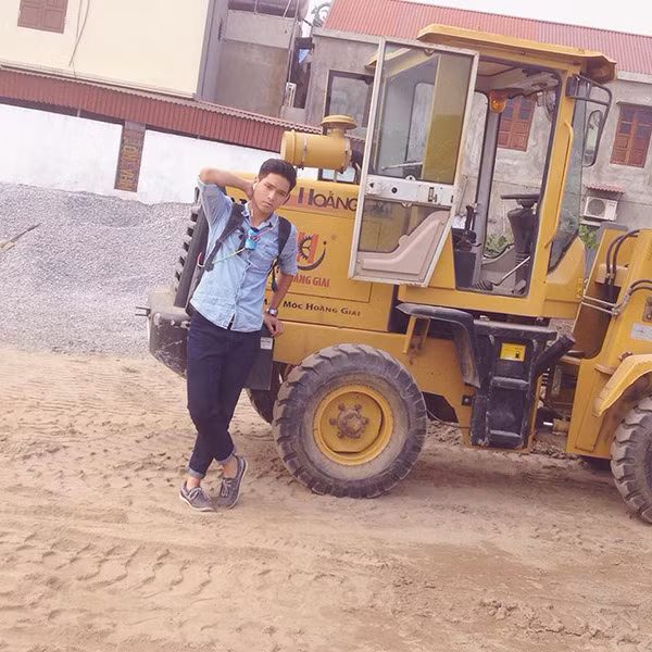 Không chỉ táo bạo thả tờ rơi tìm bạn gái, trên trang cá nhân của mình, Huy Hoàng cũng từng khá nhiều lần "thả thính" bằng nhiều cách thức khác nhau. Từ đăng ảnh tạo dáng "ngầu" cho đến viết những dòng cảm nghĩ sâu sắc về tình yêu... Là người thẳng thắn nên Huy Hoàng không cho rằng những việc làm của cậu là đáng chê bởi sự thật là cậu đang muốn có bạn gái và hành động tạo sức thu hút để được làm quen cũng không phải là điều quá khó hiểu. Ảnh trong bài: Facebook nhân vật.