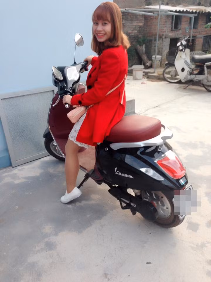 Không chỉ đi lại thoải mái bằng chính một bên chân cùng với sự hỗ trợ của 2 chiếc nạng, một điều rất đáng khâm phục ở Lệ Thu là cô nàng có thể tự đi xe máy, xe đạp mà không gặp quá nhiều khó khăn. Chứng kiến cảnh Lệ Thu điều khiển tốt một chiếc xe tay ga, nhiều người bạn, dân mạng đã phải trầm trồ, không ngừng dành tặng cô những lời khen ngợi.