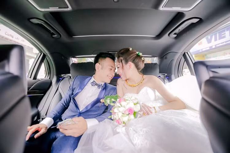 Mới đây, trong một bài phỏng vấn với báo Dân Việt, hot girl thi đại học Bách khoa đã tiết lộ khá nhiều thông tin thú vị về cuộc sống hiện tại của cô cũng như những niềm hạnh phúc mà cô cùng chồng sắp đón nhận. Theo đó, Hiền Giang kết hôn với một chàng trai khá thành đạt lớn hơn 9 tuổi và cô hiện đã mang thai một bé gái. Tuy tình yêu hiện tại đã không lãng mạn bằng thời còn hẹn hò nhưng cuộc sống của Hiền Giang bây giờ vẫn tràn ngập niềm vui, hạnh phúc khi sắp được làm mẹ.