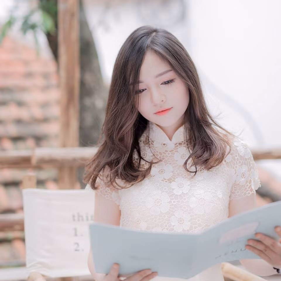 Hiền Giang cho rằng quan điểm của mỗi người về chuyện mang bầu trước khi kết hôn là khác nhau và cô cũng không làm điều gì trái với pháp luật. Cô nàng khẳng định bản thân đã đủ tuổi kết hôn nên việc lấy chồng ở tuổi 18 không có gì là sai trái. Điều quan trọng nhất là hiện tại bản thân Giang Hiền cảm thấy rất hạnh phúc với quyết định của mình và không phải ai phán xét về cô cũng có được một cuộc sống tốt như vậy. Ảnh trong bài: Facebook nhân vật.