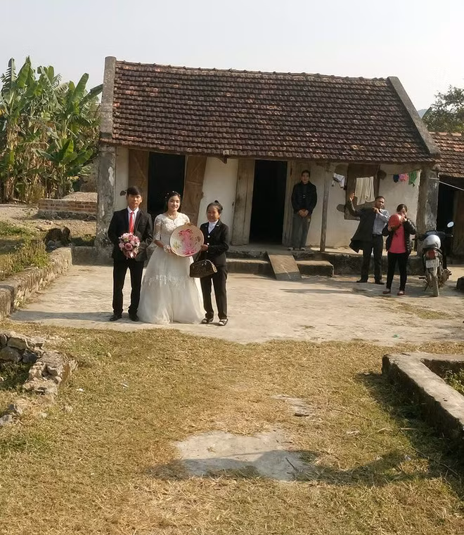 Những cuộc tranh cãi về đám cưới nghèo ở Ninh Bình tiếp tục kéo dài cho đến khi anh Hoài Nam - người trực tiếp chụp và đăng tải những bức ảnh này lên Facebook lần đầu tiên, cũng là người trực tiếp tham gia đám cưới tiết lộ sự thật. Theo anh Nam, anh là người lái xe thuê của gia đình chú rể và những bức ảnh anh đăng tải lên Facebook là chụp ở nhà gái, trong lúc nhà trai đến xin dâu.