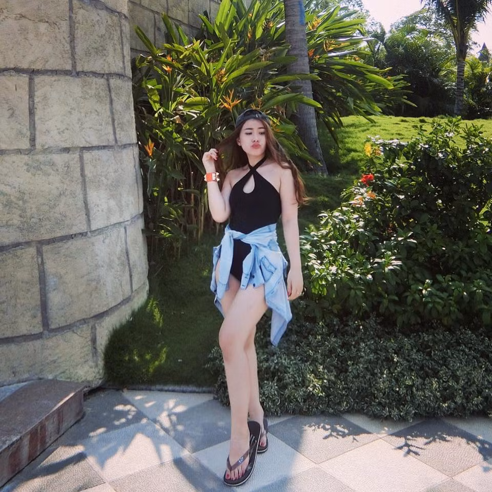 Ngoài ra, một điểm đáng chú ý mà các trang mạng nước bạn nói về hình ảnh của cô gái Việt này chính là vòng một khủng cùng thân hình săn chắc, vóc dáng gợi cảm. Ở Trung Quốc, ngành người mẫu game, người mẫu quảng cáo rất phát triển và những người mẫu có lợi thế về vòng một lại rất ăn khách nên dễ hiểu vì sao, dù chưa rõ danh tính nhưng chỉ với vài tấm hình gợi cảm, cô gái Việt này đã khiến dân mạng nước ngoài ấn tượng.