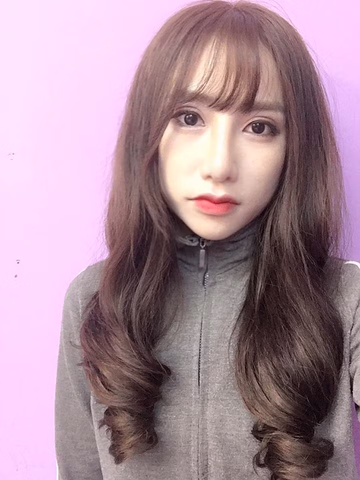 Những hành động và phản ứng có phần kỳ lạ đó đã khiến dân mạng xôn xao bàn tán. Cô gái trẻ bị khá nhiều người chỉ trích, cho rằng là người "hám của", để bị chà đạp, khinh thường chỉ vì tiền, bởi cho dù bị ném tiền vào mặt như vậy nhưng cô lại không hề có phản ứng đáp trả, trái lại còn tỏ ra vui vẻ, thích thú. Số khác cho rằng đoạn clip vừa qua là một sản phẩm dàn dựng để cặp đôi này thu hút sự chú ý của dân mạng nhằm phục vụ mục đích bán hàng online.