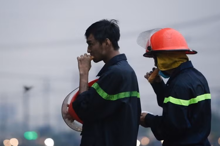 Hình ảnh những chiến sĩ cứu hỏa ăn vội chiếc bánh mì trong vụ cháy nhà máy nệm Vạn Thành, Củ Chi, TP HCM hồi tháng 5/2016 khiến nhiều người càng thêm cảm phục, yêu mến các anh. Ảnh: Zing.