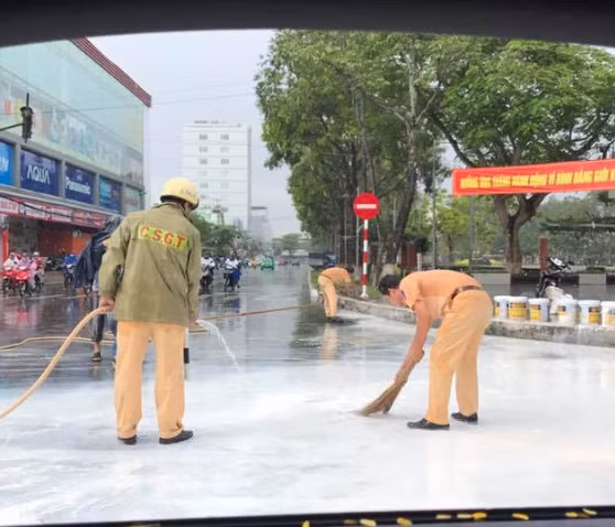 Việc làm của các chiến sĩ CSGT không chỉ góp phần đảm bảo vệ sinh môi trường mà còn tránh cho người tham gia giao thông gặp phải nguy hiểm, tai nạn do trơn trượt. Hình ảnh này khiến nhiều người đi qua cảm thấy vô cùng quý trọng. Ảnh: TTV.