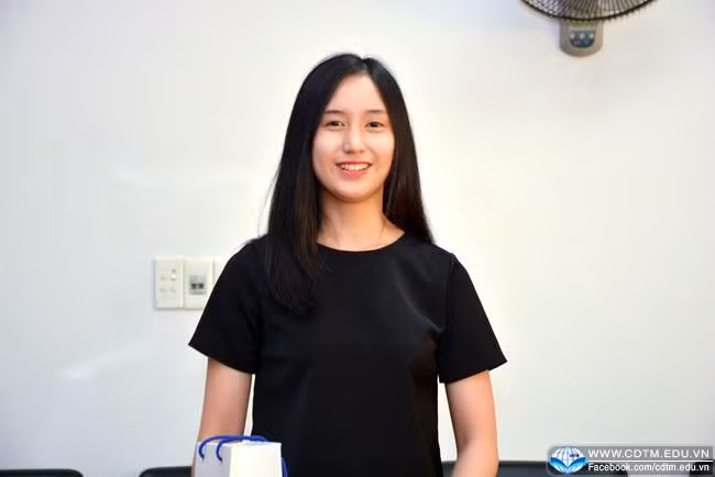 Được biết ngoài cuộc thi, trong đời thường Đặng Thị Thu Hồng là một nữ sinh có thành tích học tập rất tốt, tích cực tham gia nhiều hoạt động của nhà trường, hoạt động xã hội và được nhiều bạn bè, sinh viên yêu mến. Ngoài ra Thu Hồng còn nổi bật với chính phong cách sống giản dị, thân thiện với tất cả mọi người.