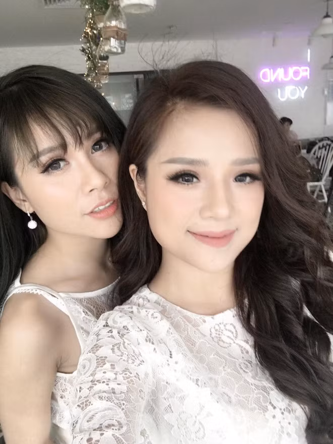 Ngoài những clip cover chia sẻ trên Youtube và Facebook, cặp đôi Song Thương xinh đẹp còn tham gia nhiều hoạt động biểu diễn, xuất hiện trên một vài sân khấu, chương trình cỡ vừa và nhỏ. Còn rất trẻ tuổi nên cả hai được cho là có rất nhiều tiềm năng, cơ hội để phát triển sự nghiệp nghệ thuật chuyên nghiệp trong tương lai.