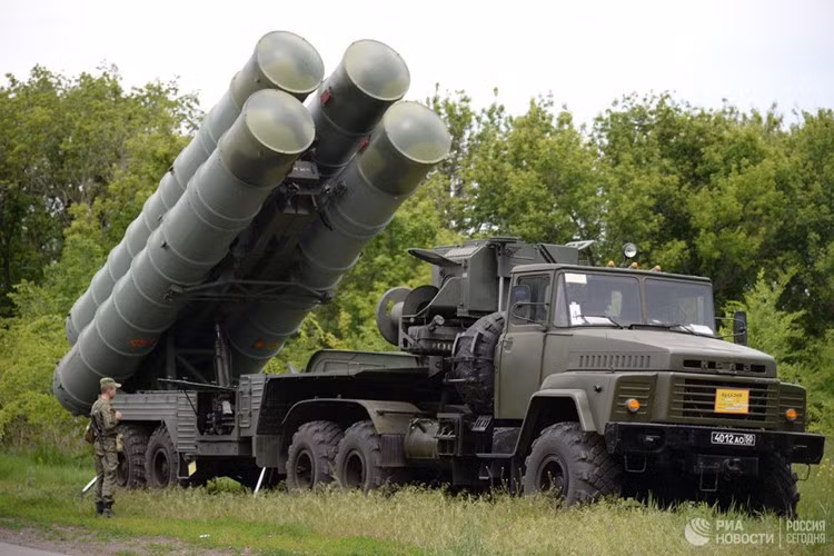 Mãi tới gần đây tập đoàn xuất nhập khẩu vũ khí Ukraine (Ukroboronprom) mới tiến hành đại tu nâng cấp, kéo dài thời hạn sử dụng cho một tổ hợp S-300PS và S-300V để đáp ứng nhu cầu hiện đại hóa quân đội.