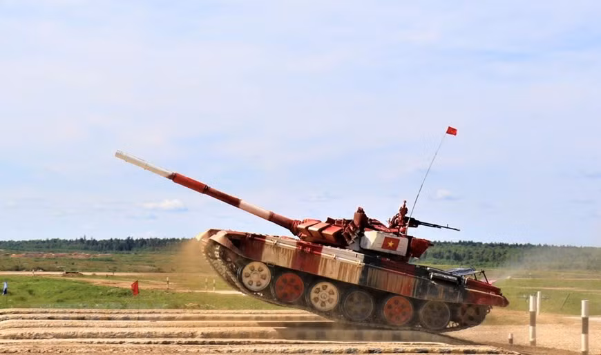 Đáng quan tâm nhất là đội tuyển Xe tăng, với việc đưa vào hoạt động các xe tăng T-90 S/SK vốn được phát triển từ xe tăng T-72 với nhiều tương đồng trong hệ thống lái và hỏa lực, chúng ta đang đặt kỳ vọng rất lớn vào lần thi năm nay sẽ đạt những kết quả cao hơn nữa sau huy chương bạc năm ngoái ở nội dung Xe tăng - Ảnh: QĐND