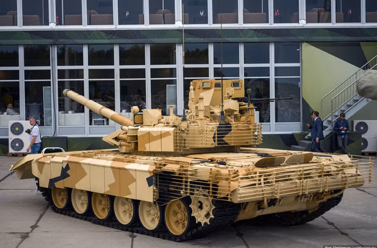 T-72 nâng cấp phù hợp tác chiến trong đô thị gồm lưỡi ủi đẩy vật cản, ụ súng máy trên nóc tháp pháo bao bọc bởi lô cốt thép, các phần động cơ và hông, đuôi tháp pháo bổ sung khung sắt chống đạn RPG.