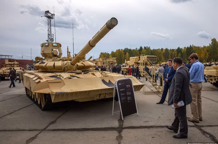 Tại RAE 2015, công ty quốc phòng Uralvagonzavod tiếp tục đem tới loạt xe tăng T-72 huyền thoại được nâng cấp chào hàng các quốc gia đang sử dụng loại tăng này hoặc quốc gia có ý quan tâm.