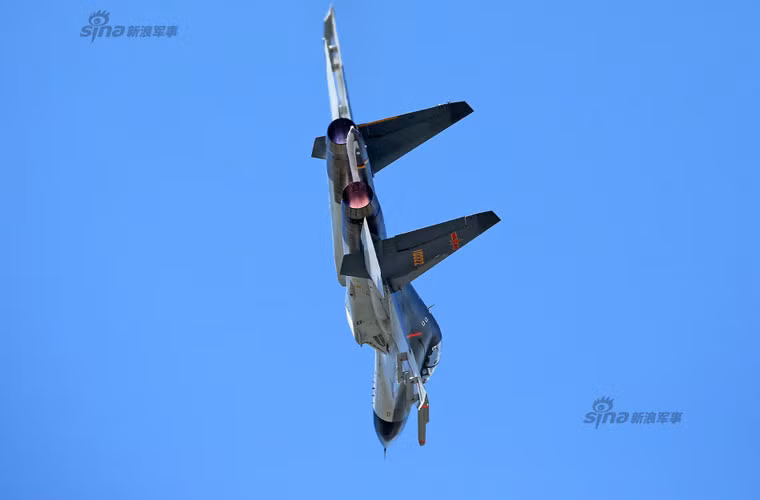 Với động cơ Thái Hành WS-10A, J-11BS có thể đạt tốc độ bay tối đa 2.500km/h, tầm bay 3.500km, tốc độ leo cao 300m/s.