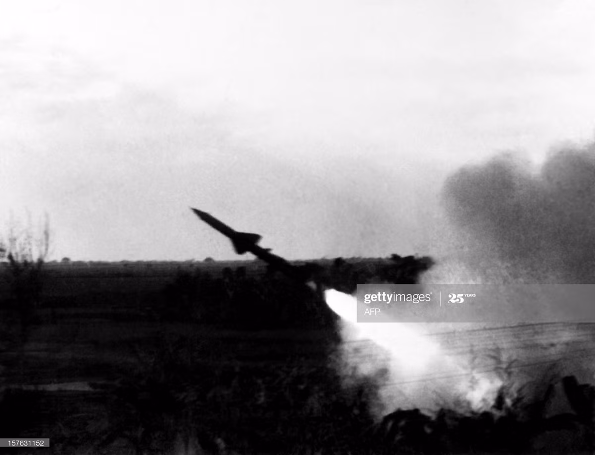 "Rồng lửa" SAM-II từ bệ phóng lao đi tìm diệt máy bay Mỹ ở Hà Nội, 19/12/1972.