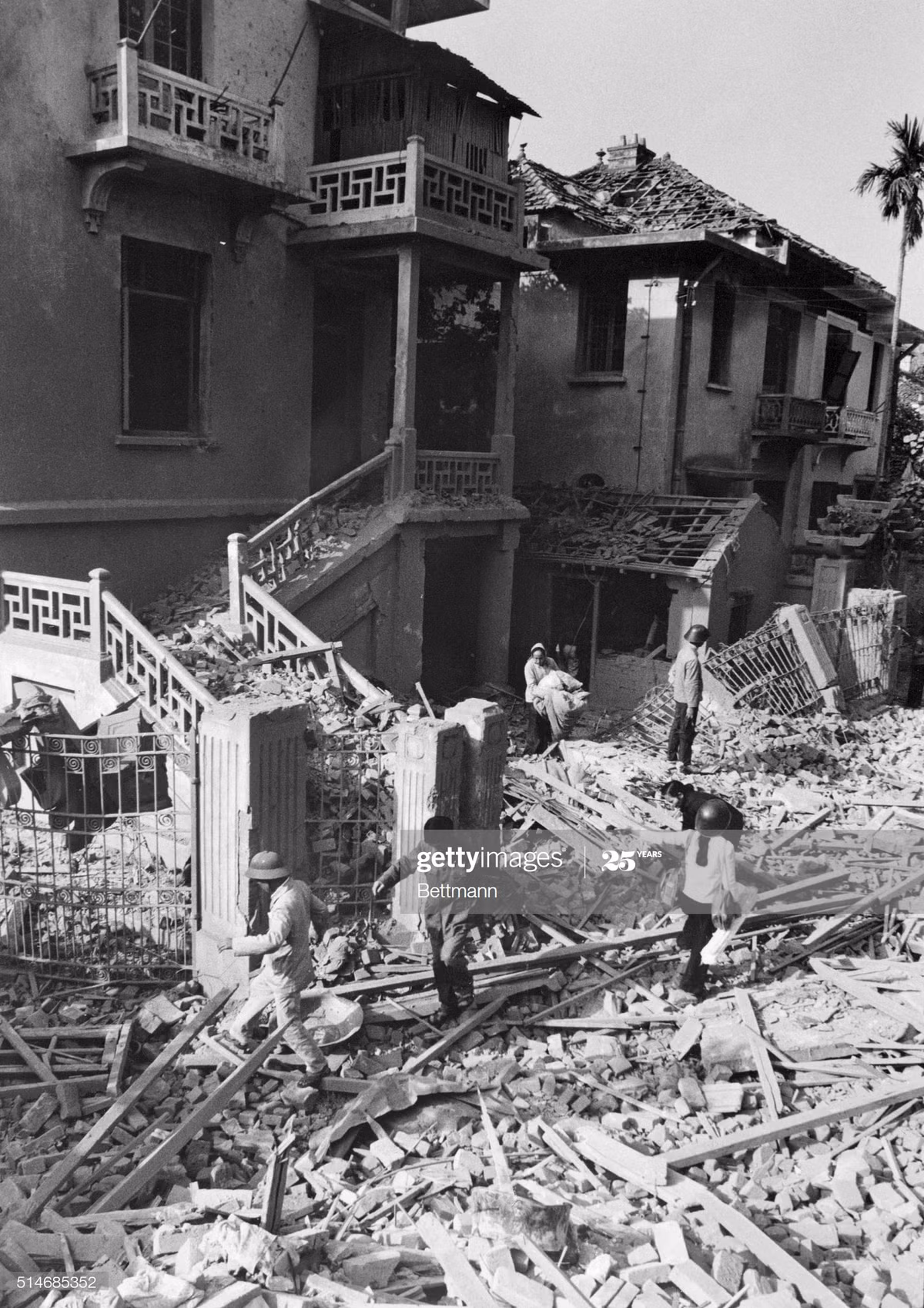 Nhân viên cứu hộ kiếm tra đống đổ nát xung quanh Đại sứ quán Cuba ở Hà Nội, 3/1/1973