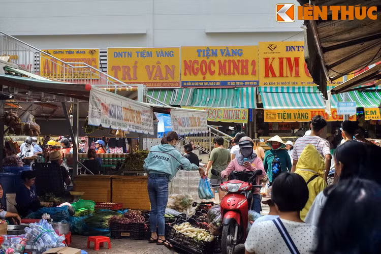 Cuối thế kỷ 19, Phan Thiết đã trở thành một nơi giao thương lớn của vùng duyên hải Trung kỳ, thị trấn, thị tứ, dân cư đông đúc, buôn bán nhộn nhịp. Trong bối cảnh đó, nhà cầm quyền Pháp quyết định lập chợ Phan Thiết ở vị trí cố định bên bờ hữu sông, là vị trí ngày nay.