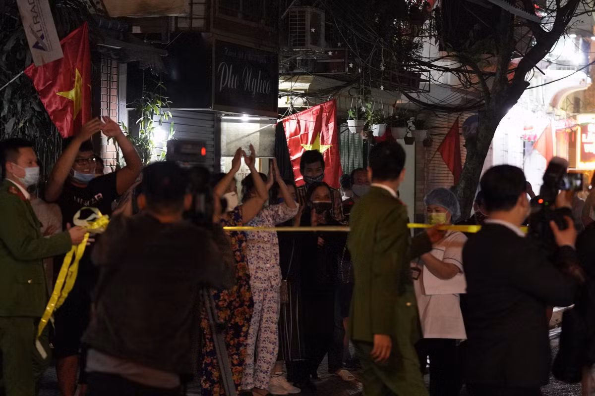Tuy nhiên, theo người đứng đầu chính quyền thành phố, riêng số nhà 125 Trúc Bạch (nhà bệnh nhân thứ 17) vẫn phải theo dõi thêm và được cách ly 