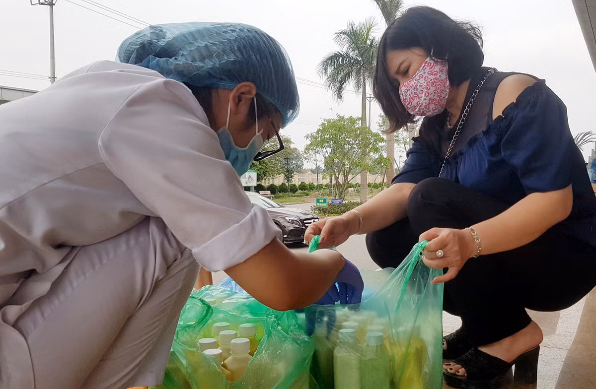 Bệnh nhân, y, bác sĩ bệnh viện Nhiệt đới Trung ương được tiếp sức chống dịch Covid-19 - Hình 3 Benh nhan, y, bac si benh vien Nhiet doi Trung uong duoc tiep suc chong dich Covid-19-Hinh-3