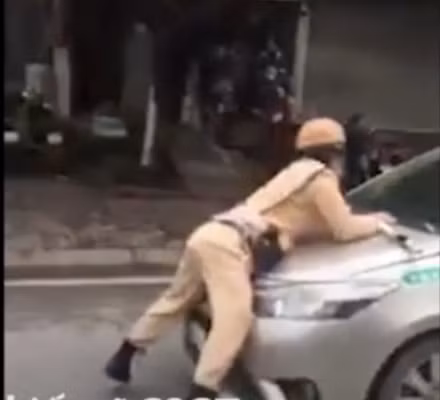Taxi hat tung trung uy CSGT len nap capo roi bo chay toc do cao