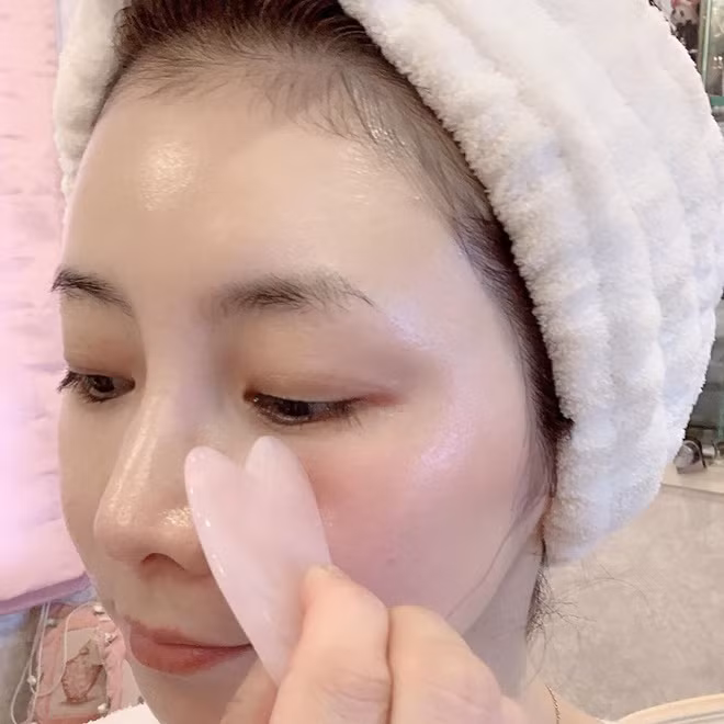 Massage mặt là thói quen tốt mà bất cứ chị em nào cũng nên thực hiện. Nó tạo cảm giác thoải mái, thư giãn và tăng cường tuần hoàn máu. Đồng thời, da mặt sẽ sáng hơn, cân bằng độ ẩm nếu được thực hiện đều đặn.