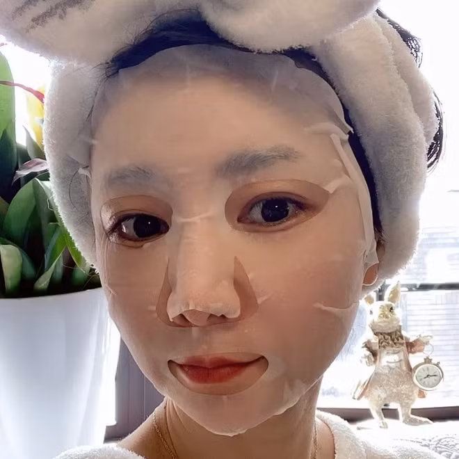 Đối với những người phụ nữ bận rộn, mặt nạ giấy là trợ thủ đắc lực. Sản phẩm chứa nhiều dưỡng chất để thẩm thấu, làm trắng và khắc phục các khuyết điểm trên da. Dành 10-15 phút/ngày để đắp, da sẽ có sự thay đổi rõ rệt. Tuy nhiên, chỉ nên sử dụng mặt nạ nhiều nhất là 3 lần/tuần.