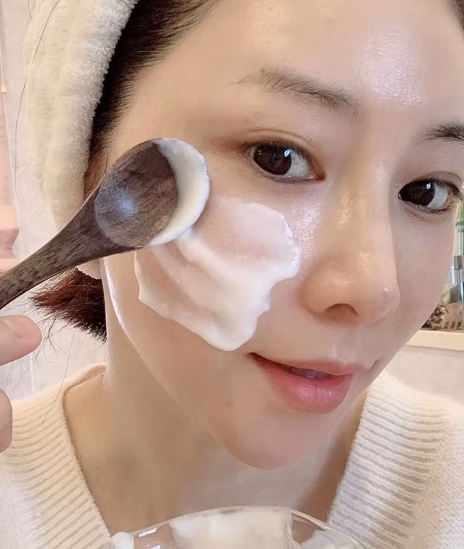 Công đoạn này giúp dưỡng chất như vitamin C, vitamin D, kẽm... thấm sâu vào da, chống lại loạt dấu hiệu lão hoá.