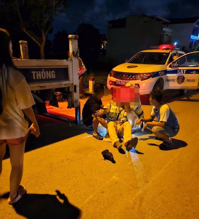 Điều tra vụ thanh niên “thông chốt” đâm 1 CSGT gãy chân Dieu tra vu thanh nien “thong chot” dam 1 CSGT gay chan