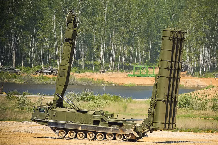 Bệ phóng tự hành 9A83M trong trạng thái triển khai chiến đấu. Nguồn ảnh: Wiki