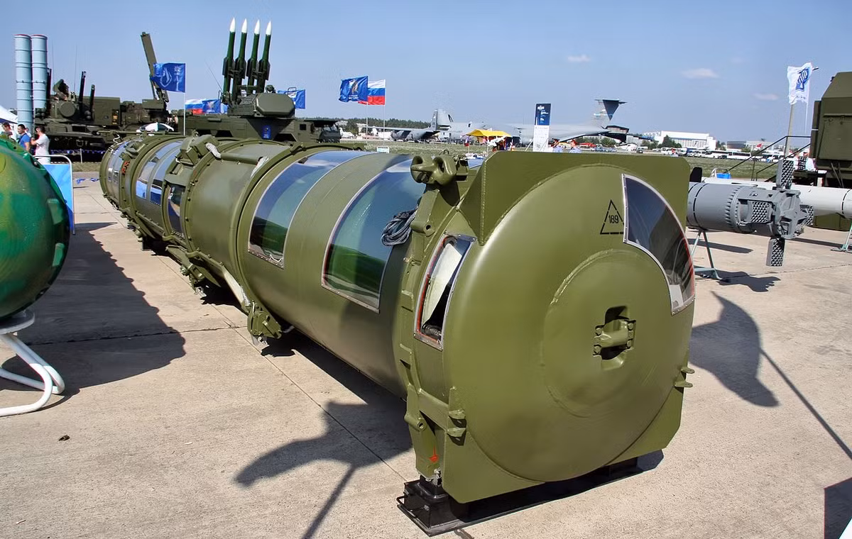 Trong ảnh là đạn tên lửa cỡ lớn 9M82ME của bệ 9A82M dùng để tiêu diệt tên lửa đạn đạo tầm trung - xa, máy bay AWACS và máy bay gây nhiễu ở tầm phóng tới 200km. Nguồn ảnh: Wiki