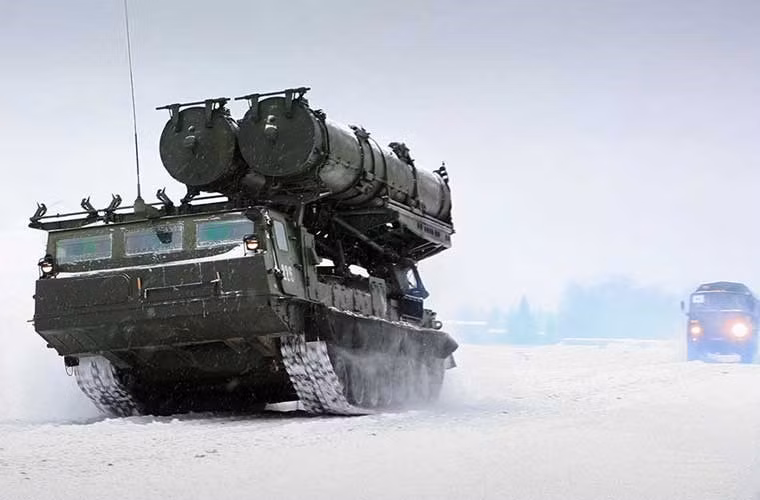 Và bây giờ, nếu như chọn hệ thống phòng thủ tên lửa S-300VM, chắc chắn là NATO-Mỹ sẽ không để yên. Nguồn ảnh: Arm-expo