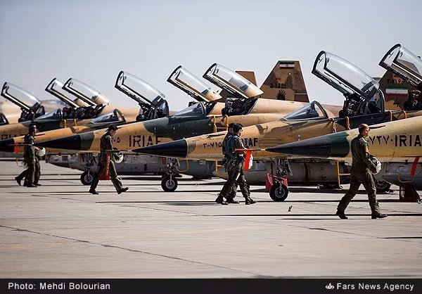 Các phi công tiến vào buồng lái tiêm kích F-5E và HESA Saeqeh. Nguồn ảnh: Fars