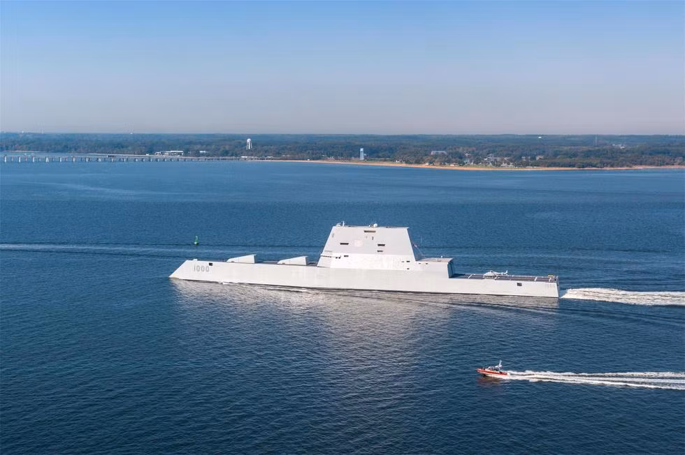 Ngay sau khi được biên chế chính thức vào hôm 15/10, khu trục hạm DDG-1000 USS Zumwalt đã có “ngày đi làm đầu tiên” cực kỳ hoành tráng cùng đồng đội. Nguồn ảnh: QQ
