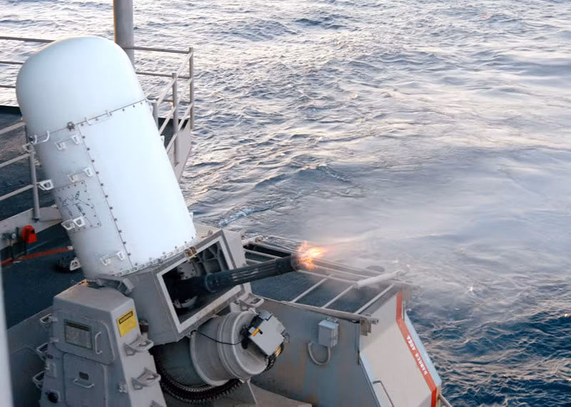 Ngoài ra, phòng thủ tầm gần còn có hai bệ pháo phòng không cao tốc 6 nòng cỡ 20mm Phalanx CIWS. Nguồn ảnh: Wiki