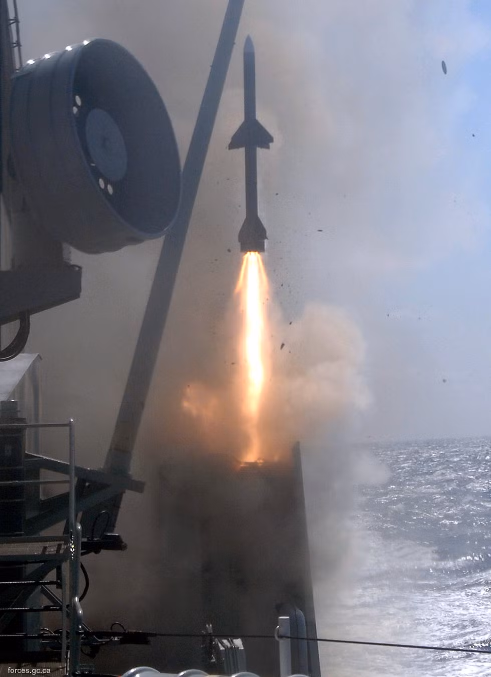 Tên lửa RIM-162 Evolved Sea Sparrow đạt tầm phóng tới 50km, trang bị đầu dẫn radar bán chủ động. RIM-162 được đánh giá là rất hiệu quả khi chống các tên lửa hành trình siêu âm cơ động cao. Nguồn ảnh: Wiki
