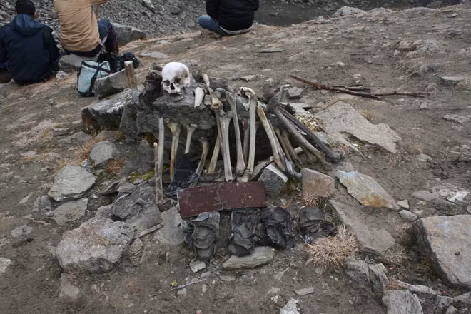 Hồ Roopkund nằm ở đáy của một thung lũng nhỏ của Himalaya, thuộc quận Chamoli, Uttaranchal, Ấn Độ. Hồ khá nông, với độ sâu lớn nhất chỉ khoảng 2m. Nguồn ảnh: India Today