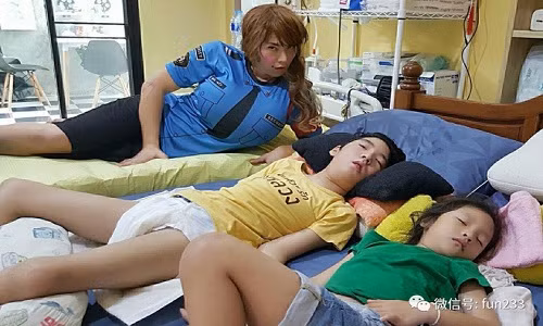 Ông bố trẻ đóng vai "biến thái" mỗi ngày và lý do nghẹn lòng - Hình 9 Ong bo tre dong vai "bien thai" moi ngay va ly do nghen long-Hinh-9