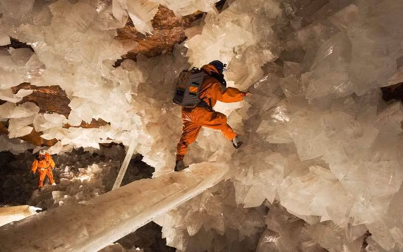 Hang Pha lê Naica nằm ở độ sâu 300 m so với mặt đất. Trong hang, các khối tinh thể khổng lồ có thể đạt chiều dài hơn 10 m. Một số khối có trọng lượng lên tới 55 tấn. Ảnh: Travel+Leisure.